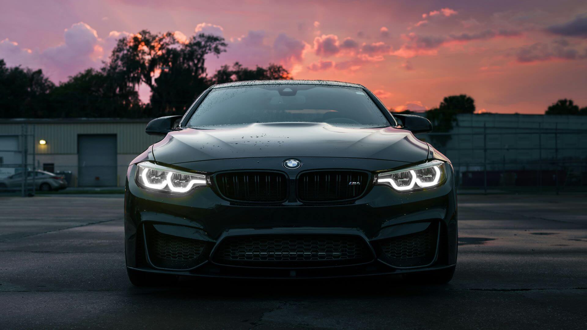 BMW M4 Sonnenuntergang auf Parkplatz