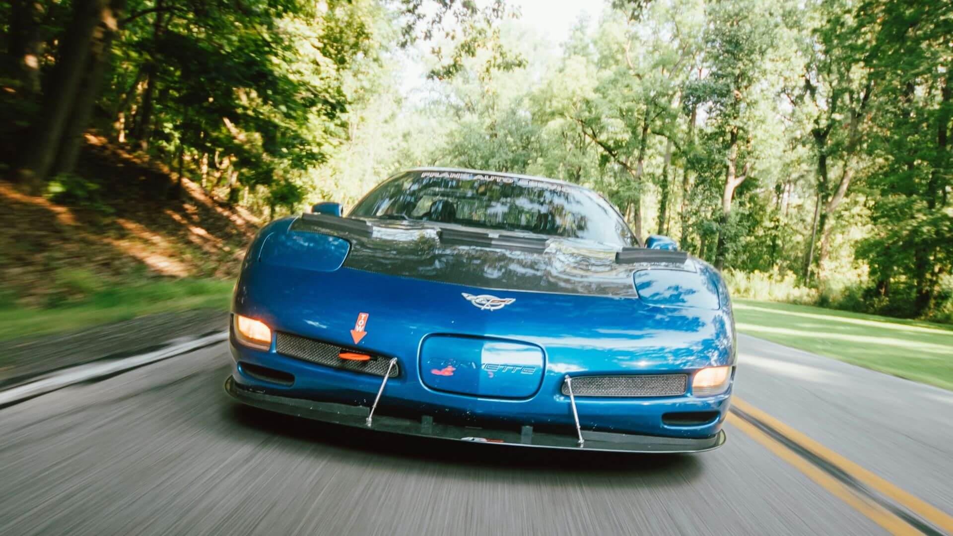 Chevrolet Corvette auf Landstraße