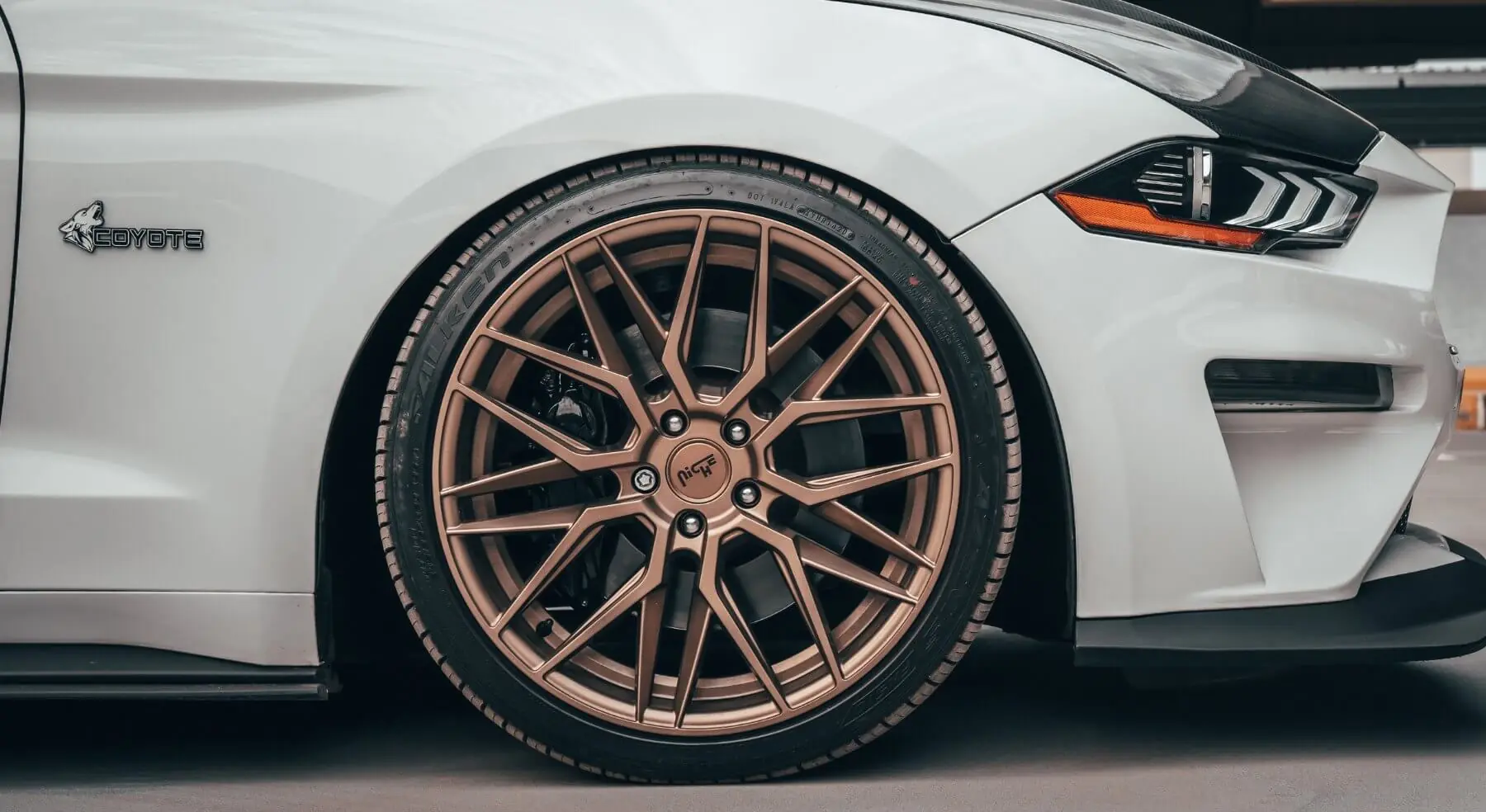 Profiltiefe und Performance: Wie sich Verschleiß auf die Fahreigenschaften auswirkt