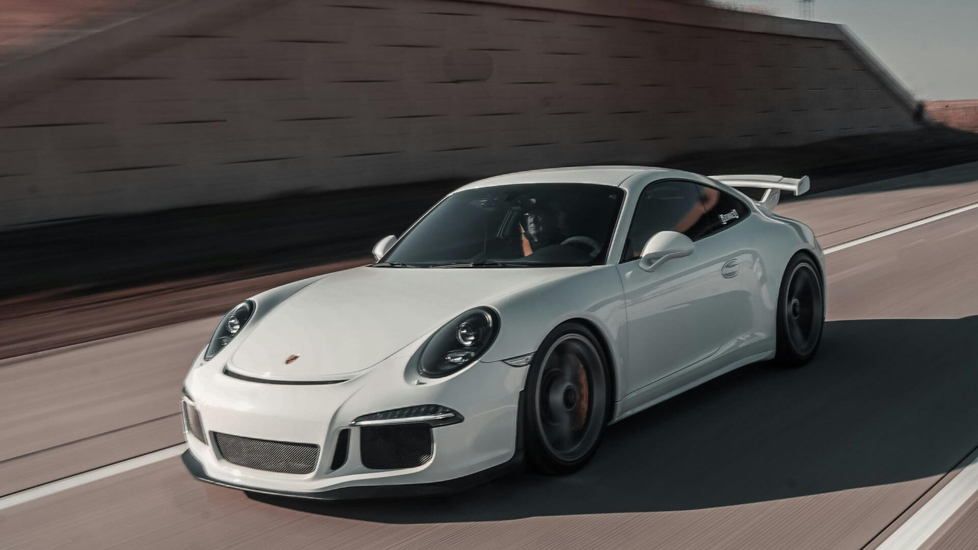 Weißer Porsche 911 GT 3 auf Autobahn